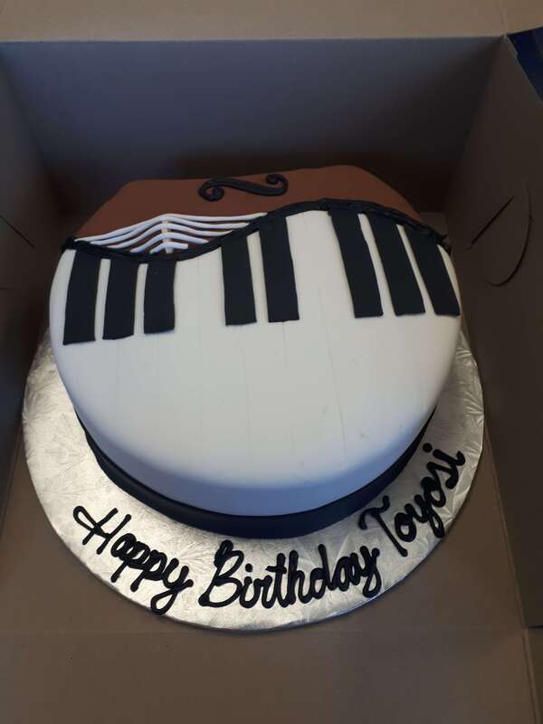 Piano and string instrument cake